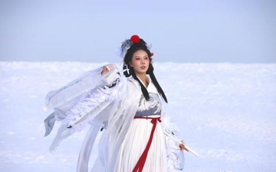 扎龙湿地的冰雪鹤舞：传统与自然的节日盛宴