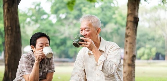 清晨的第一杯水，哪些不能喝？早上喝水的正确方法揭秘