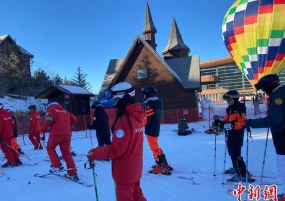 走进冬奥小城崇礼，台胞青年共享冰雪激情