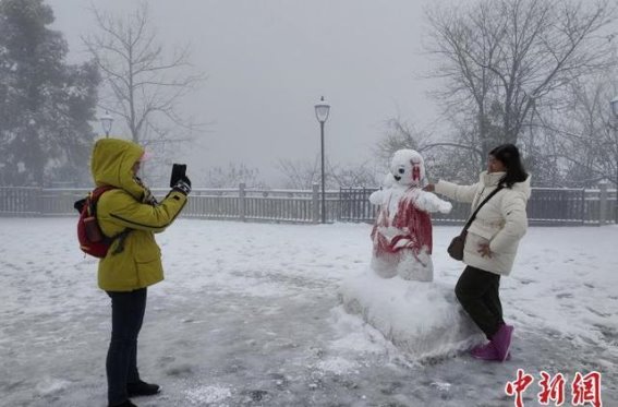 湖南张家界春雪纷飞，天子山银装素裹