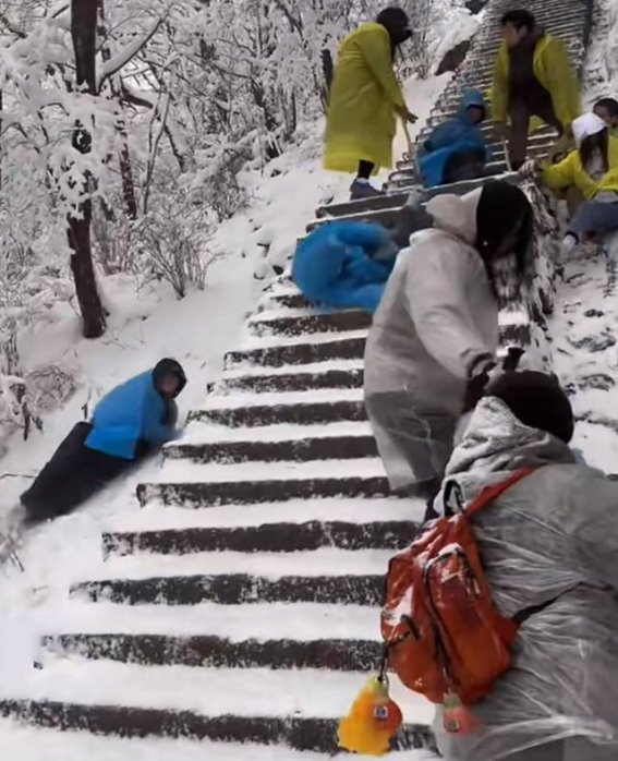 黄山大雪引发游客摔倒事件，景区呼吁安全登山