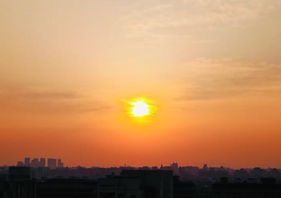 北京的落日：金红余晖下的宁静与壮丽