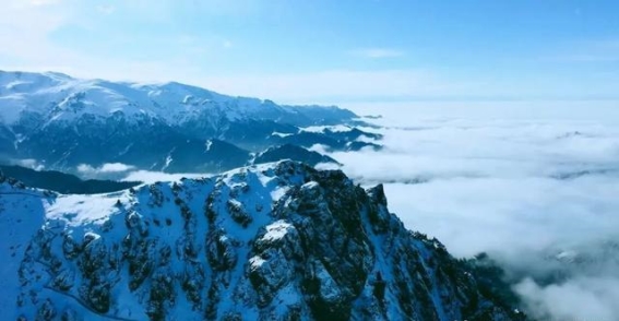 天山天池景区因降雪实施临时交通管制